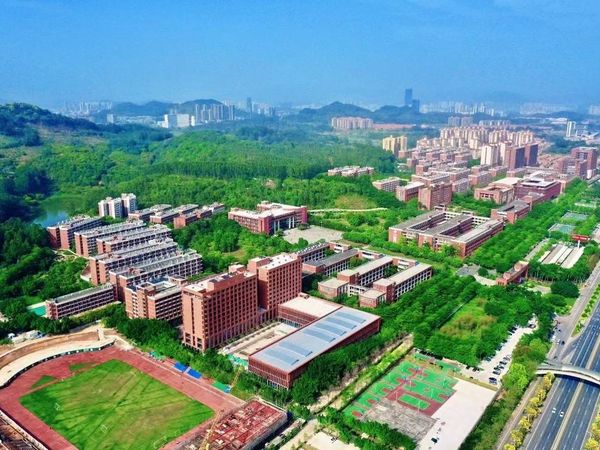 Vista aérea de um campus universitário chinês com campo desportivo
